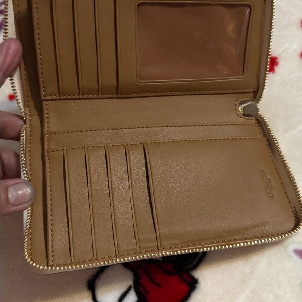 Coach Zip Around Wallet in Chalk (off-white) pebbled leather EUC - Picture 4 of 16